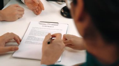 Ayrıldıktan sonra mülkleri bölüşmek için hukuk firmasının yardımıyla boşanma davası açan çiftler. Anlaşma görüşmesinde avukatın yükümlülükler sözleşmesi yardımı. Ağır çekim. Katı.