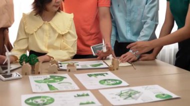 Şirket odaklı yel değirmeni modelinin gelecekteki EG 'si için danışmanlık yapan iş ekibi temiz enerji ile temsil ediliyor. Ev bloğu çevreci evi ve yeşil güç grafiği kullanımını simgeliyor. Tanımlama.