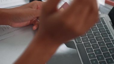 Çevrimiçi ödeme, bankacılık ve internet ağındaki alışveriş için kullanılan kredi kartını çevrimiçi güvenli cüzdan için kredi kartı teknolojisini gösteren dizüstü bilgisayarla kapat