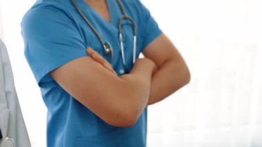 Kendine güvenen ve profesyonel tıbbi personel ekibi, sağlık hizmetleri ve hastanenin doktor yönetimi olarak birlikte sırada bekliyor. Takım çalışması başarılı bir tıbbi tedaviye yol açar. Düşük hareket. Katı.