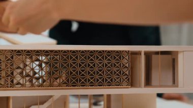 Mimari ekipman incelemesi kullanarak yavaş çekim ev tasarımcısı ve müşteri veya müşteriyle birlikte mimari ev modeli tasarım örneklerini ölçer. Filizlenen