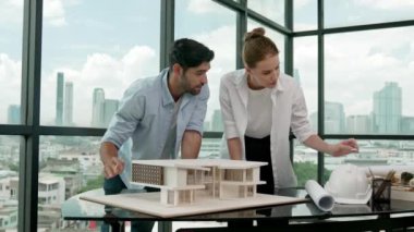 Kooperatif mimar mühendis ekibi kalem kullanarak ev modelini ölçmek için birlikte çalışıyor. Başarılı bir Kafkas iç mimari tasarım ekibi mimari model yapısını inceliyor. Tasarım. İzleme