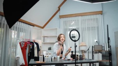 Kadın Etkilenen Vlog video görüntülerini canlı yayınlıyor Makyaj primi sosyal medya veya blog. Kozmetik stüdyosu ışıklandırmalı mutlu genç kız çevrimiçi pazarlama oturumu yayını için..