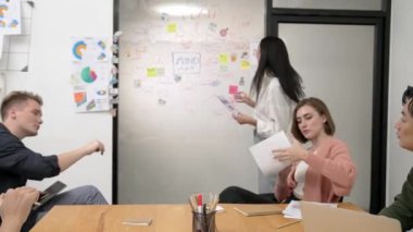 Çekici beyaz iş kadını pazarlama fikrini sunarken, iş arkadaşı şov dünyasının sunumunu destekleyen ve uzman yatırımcıdan iltifat alan istatistik grafiğini sundu. Tertemiz..