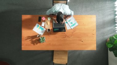 Akıllı yönetici, takım yürürken ve toplantı masasında otururken dizüstü bilgisayarla çalışıyor. İş arkadaşı çalışmaya başlarken, Kafkasyalı lider bilgisayardaki finansal veri analizini planlayıp analiz ediyor. Cemaat.