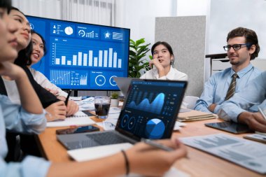 Finansal veri raporunu analiz eden çeşitli bir grup iş analisti. Mali veri analiz çizelgesi ve grafik paneli stratejik pazarlama planlama için toplantı odasında TV ekranında. Habiliment