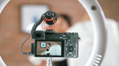 Arka görünüm, kamera ekranında kadın nüfuzunu gizler. Video görüntüleme, video görüntüleme, giysi, sosyal medya ya da blog. Canlı yayın için canlı stüdyo ışıklandırması olan kız canlı yayın pazarlama kaydı