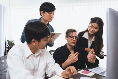Bir grup farklı ofis çalışanı şirket ofis odasında stratejik iş pazarlama planlamasında birlikte çalışıyor. İş yeri konseptinde pozitif takım çalışması. Tedbirli