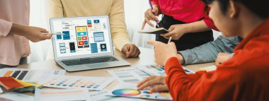 İç mimari ekibinin kırpılmış resmi, mobil uygulama ve web sitesi için UI ve UX tasarımları görüntülenirken renk örnekleri kullanarak renk sunar. Yaratıcı tasarım ve iş konsepti. Değiştirilmiş.