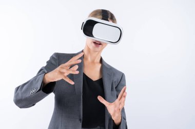 İş kadını, VR gözlük takıp beyaz arka planda dururken elinde bir şey tutuyor. Kulaklıklı proje yöneticisi görsel gerçeklik dünyasına teknolojik yenilikler kullanarak giriyor. Kısıtlanma.