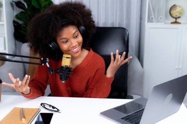 Güzel Afrikalı kadın etkileyicilerin sunucu kanalı yeni dinleyicilerle yayın stüdyosunda konuşuyor. Canlı sosyal medyada yaşam koçu danışmanlığı zamanı. Tavsiye verme kavramı. Tatlandırıcı.