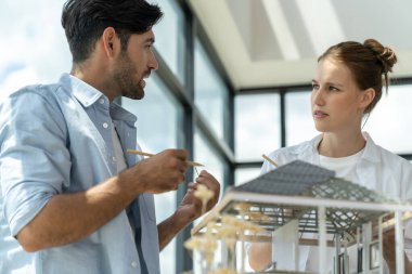 Profesyonel mimar mühendis takımı ev inşaatı hakkında konuşuyor. Uzman iş adamları ev tasarımı hakkında fikir paylaşımı ve beyin fırtınası yapıyorlar. Birlikte çalışmak. Gökdelen. İzleme.