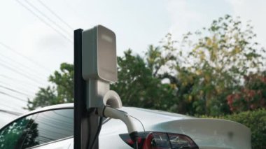 Elektrikli taşıt teknolojisi konut alanı ya da EV akü şarjı için ev şarj istasyonu olarak kullanılır. Gelecekteki çevre için temiz ve sürdürülebilir enerji ile çevre dostu ulaşım. Titiz