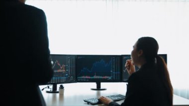 Hisse senedi borsası pazarlamasını analiz eden yavaş çekim şirketindeki yatırımcılar, kayıp için mum bar fiyatını analiz eden monitörlere bakıyor ve kazanç ve kâr elde ediyor. Filizlenen