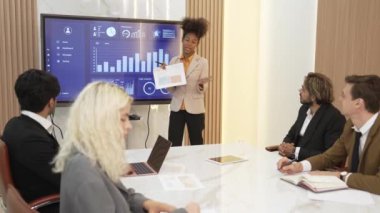 Ofisteki sunum ya da analist ekibiyle süs toplantı odasında mali verileri analiz etmek için BI Fintech 'i kullanın. İş adamları stratejik planlama için TV ekranında BI gösterge panelini analiz ediyor