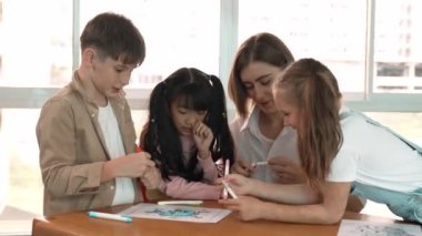 Çizim kitabında işaret kullanarak çeşitli öğrencilerin ve zeki öğretmen çizimlerinin panorama çekimi. Sanat dersinde çizim kitabını kullanarak çok kültürlü bir öğrenci. Rahatlama. Etkinlik.