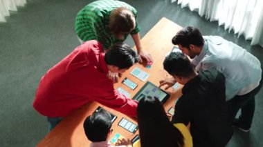 Ux, Ui tasarım ekranında tablet kullanırken fikir ve tasarım sistemini tartışan çeşitli iş adamlarının üst görünümü. Çok kültürlü bir çalışma ve planlama stratejisi. Cemaat.