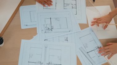 Müşteri denetimi ile yavaş çekim iç mimar taslağı hazırlamak ve ev dekorasyonunu müşteri talebine göre düzenlemek. Mimari müşteri hizmetleri. Filizlenen