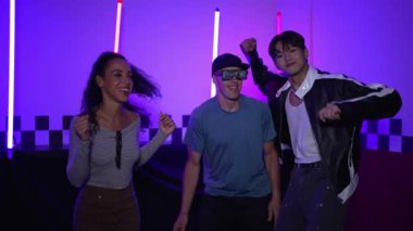 Farklı sokak dansçıları partilerde neon ışıklarıyla şehir pop müziğine taşınırken erkekler süslü gözlükler takıyor. Çekici hipster kameraya bakarken dans eder ya da pratik yapar. Mutluluk.