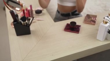 Sosyal medya için güzellik ve kozmetik video içeriği hazırlayan genç bir kadın. Güzellik blogcusu kameraya gülümserken seyircilere ve takipçilere güzellik bakımını gösteriyor. Düzenle