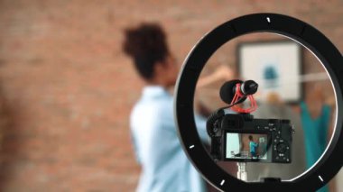 Arka plan görüntüsü, kamera ekran kaydedicisi kadın nüfuzcusu canlı yayın video görüntüsü görüntüleme kritik sosyal medya ya da blog 'u gizliyor. İnternetteki pazarlama yayını için giysi stüdyosu ışıklandırması olan kız.