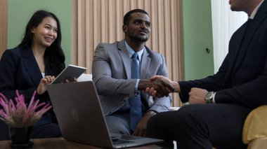 Çeşitli iş adamlarıyla süslü toplantı odası ya da başarılı bir iş anlaşması yaptıktan sonra ofis çalışanı üniversite çalışanı el sıkışması. İş dünyasından profesyoneller iş yerinde selamlaşıyor.