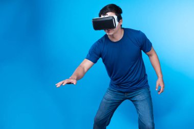 VR gözlük takan akıllı basketbol oyuncusu metaevren dünyasında dijital fütüristik teknolojiyi birbirine bağlayan izole edilmiş mavi arka plan görüntüsü veriyor. Entrika.