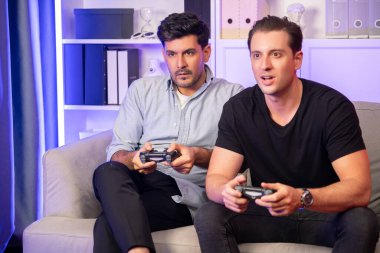 Kazanan ve kaybeden arkadaş oyuncular televizyonda video oyunu oynuyorlar. Stüdyo odasında neon mavi ışıklı joystickler kullanıyorlar. Memlekette rahat bir yaşam ve neşeli bir dövüş kazananı. Satılabilir.