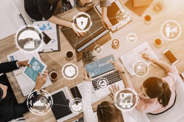 Ticari Yatırım Konsepti Risk Yönetimi ve Değerlendirmesi. Beklenmedik kayıpları kontrol etmek ve finansal güvenliği sağlamak için riskli plan analizinde stratejinin sembollerini gösteren modern arayüz. uds