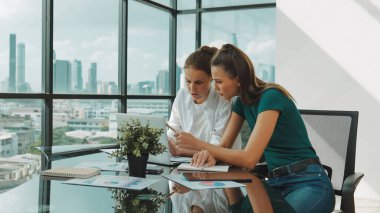 Yetenekli iş kadını, mali stratejiyi tartışırken stresli görünüyor. Zeki iş adamlarının beyin fırtınası yapması, danışman satış planı, gerilimli istatistiksel dokümanları kullanarak fikir. İzleme