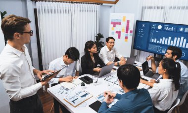 Analist ekibi toplantı odasındaki mali verileri analiz etmek için BI Fintech 'i kullanıyor. İş adamları iş görüşü ve stratejik pazarlama planlaması için BI 'ın torpido gözünü inceliyor. Tedbirli