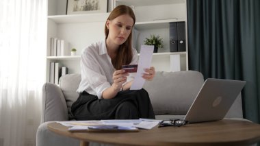 Stresli genç bayanın kredi kartı borçlarıyla ilgili mali sorunları var. Kötü kişisel para ve mortgage ödeme yönetimi krizinden korunmak için. Kadınlar aşırı harcama yüzünden finansal iflastan endişe ediyorlar.
