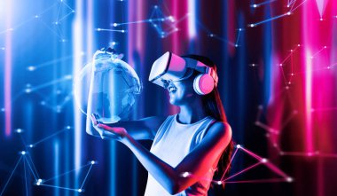 Siberpunk neon ışıklı kadın duruşu beyaz VR kulaklık takar ve metaevreleri birbirine bağlayan kolsuz tişört giyer, gelecekteki siber uzay topluluğu teknolojisi. Bir kadın 3 boyutlu küresel görüntü hologramını tutuyor ve izliyor. Halüsinasyon.