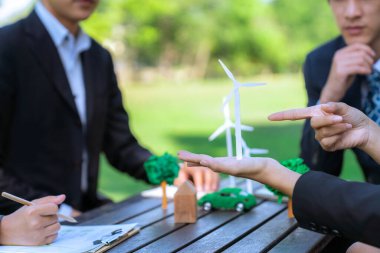 Çevre dostu kalkınma planı ve daha yeşil bir gelecek için sürdürülebilir teknoloji projesi sunan Asyalı iş adamlarından oluşan bir grup, Doğal Park 'ta açık hava eko iş bürosu kuruyor. Gyre