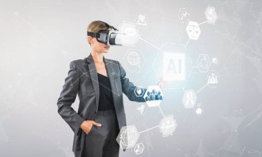 Yönetici, Ai 'yi kullanarak küresel iletişim kuruyor ve kuruyor. Yetenekli bir iş kadını sanal gerçeklik gözlüğü takıp sanal gerçeklik ikonu takarken dokunuyor. Kısıtlanma.