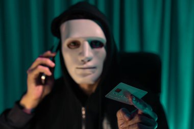 Kredi kartı sahibini arayıp gizli bilgilerle tehdit etmek için beyaz suçlu maskesi. Tüm veritabanları, güvenlik ihlali yapmaya çalışarak şifre şifreleme yapmak için. Bireysel.