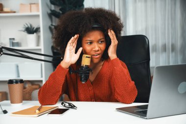 Güzel Afrikalı kadın sunucu kanalı çevrimiçi yayın yoluyla konuşuyor pazarlama öğretiyor, dinleyicileri canlı ya da çevrimiçi. İş yerindeki herhangi bir yer kavramı. Tatlandırıcı.