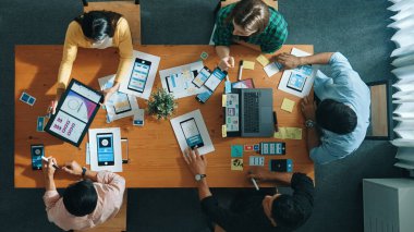 Üst düzey geliştirici ve tasarımcı görüşü toplantıda el sıkışıyor. Yazılım geliştirici el sıkışması ve cep telefonu arayüzü için Ux Ui Desperfn geliştirmek için programcı ile birlikte çalışmak. Cemaat.