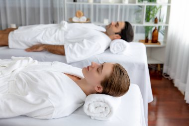Kafkas çift müşterisi stres önleyici spa masajının keyfini çıkarıyor ve lüks otel veya oteldeki gündüz açık hava ortamında güzellik teniyle eğleniyor. Sessiz.