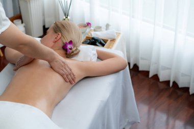 Kafkasyalı kadın müşteri stres önleyici spa masajının keyfini çıkarıyor ve lüks otel ya da oteldeki gündüz açık ortam güzellik salonunda güzellik teniyle eğleniyor. Sessiz.