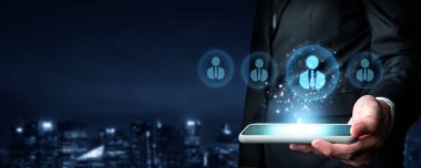 İş adamı ağ kurar, değerli bağlantılar kurar. Profesyonel ağı ve fırsatları genişletmek için etkili insanlar ağ stratejileri geliştiriyor.