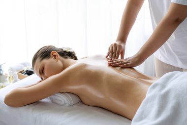 Kafkasyalı kadın müşteri stres önleyici spa masajının keyfini çıkarıyor ve lüks otel ya da oteldeki gündüz açık ortam güzellik salonunda güzellik teniyle eğleniyor. Sessiz.
