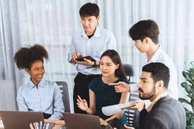 Mutlu iş adamları birlikte çalışır, şirket ofisinde tartışırlar. Profesyonel ve çeşitlilik takım çalışması iş planını bilgisayarda tartışır. Modern çok kültürlü ofis çalışanı. Uyum