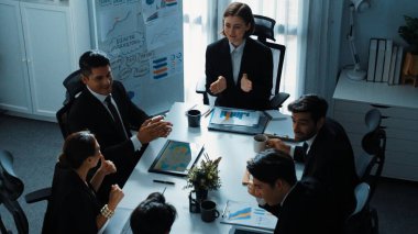 Çeşitli takımların el çırpışları ve toplantı odasındaki satışların artmasını kutlamak için alkışlar. Başarılı bir ekip toplantı masasında başarılı bir proje için el sıkışıyor. Müdürlük.