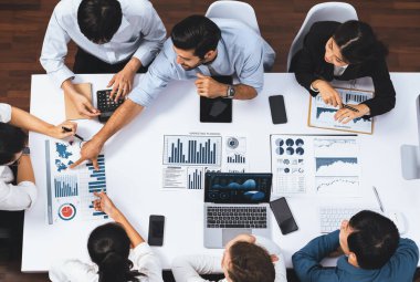 Üst düzey analist ekibi toplantı odasındaki mali verileri analiz etmek için BI Fintech 'i kullanıyor. İş anlayışı ve stratejik pazarlama planlaması için kağıt üzerinde analitik BI gösterge paneli. Tedbirli