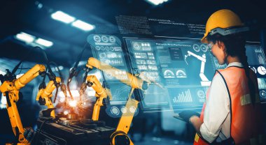 Sanayi 4.0 veya 4. endüstriyel devrimin otomasyon üretim sürecini ve IOT yazılımını gösteren dijital fabrika üretim teknolojisi için MLP Smart Industry robot kolları.