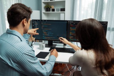 İki ekran ekranında yaratıcı web sitesi planlama yazılımını tartışan yetenekli geliştiriciler programı arka görüş konseptiyle ofiste tasarımı analiz eden tam yığın veri. Varsayım.