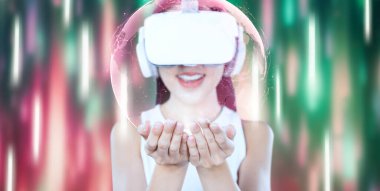 Kadın duruşu ve beyaz VR kulaklık ve beyaz kolsuz bağlantı metaevreni, gelecek teknolojisi soyut ışıkla çevrili. Toplum. Küresel resmin 3 boyutlu hologramını tutuyor ve görüyor. Halüsinasyon.