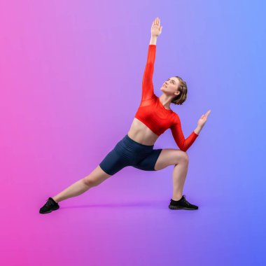 Vücut uzunluğunun tamamı atletik ve sportif kadınlar tarafından izole edilmiş arka planda sağlıklı ve meditasyon egzersizi yaparken çekildi. Sağlıklı aktif ve vücut bakımı yaşam tarzı