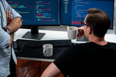 BT geliştiricileri pc ekranında çevrimiçi yazılım geliştirme bilgisini tartışıyor, web sitesindeki son sürüm uygulaması için program kodlaması oluşturuyorlar. Beyin fırtınası yazılımı kavramı güncellendi. Satılabilir.